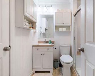 Cozy Ranch King Bed & Pet Friendly - Fenced Yard - Gahanna