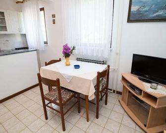 بيبرمينت - فيلي لوسينج - غرفة طعام