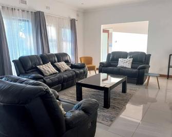 Comfortable and luxurious stay - Gweru - Living room