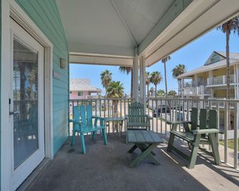 Seashell Village Resort near the beach with kitchens - Port Aransas - Balcony