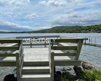 Prime, private waterfront property on Winnipesaukee w/ ample docking and parking - Gilford - Balcone