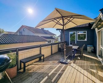Lovely Home In Göteborg With Kitchen - גטבורג - מרפסת