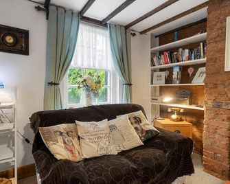 Pip's Cottage - Exeter - Living room