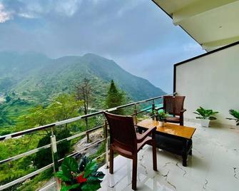 The kempty Fall Resort, Mussoorie - Lavish & Luxury Stay - מוסורי - מרפסת