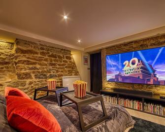 Movie Room Immersion unique et atmosphère cosy assurée - Lyon - Living room