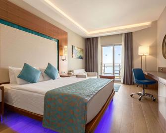 Ramada Resort by Wyndham Kusadasi - Kusadasi - Soveværelse