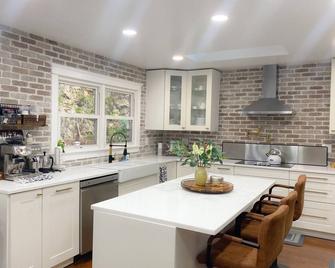 Cheerful 4-Bedroom Lake Home with fireplace - Sparta - Cocina