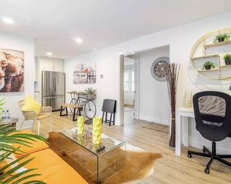Citrus Sunburst 1 Bdrm Ponce City Mkt - Atlanta - Living room