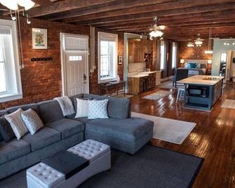 Downtown Lynchburg Historic Loft on Main Street with Parking Spot - Lynchburg - Living room