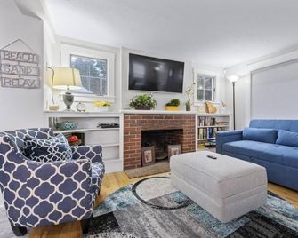 Cozy Cape in the Heart of Ogunquit Center - Ogunquit - Living room