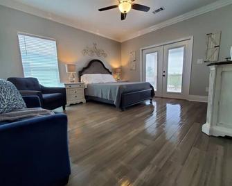 Waterfront Relaxation 5 Beds 2 Bath Pool Boat Slip - Bay Saint Louis - Bedroom