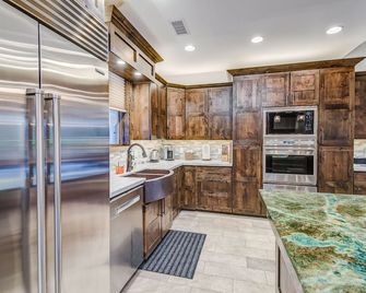 Sedona Vortex Vista: A spacious 3-bedroom retreat with stunning red rock views. - Sedona - Küche