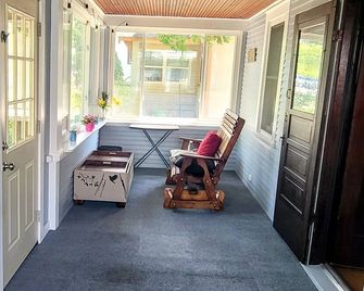 Cozy Historic East Hill Charmer - Eau Claire - Living room