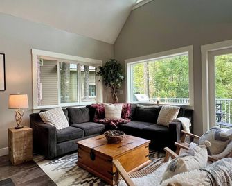 The Fog + Fir Retreat - Family Friendly Cabin With Mountain Views - Hope - Living room