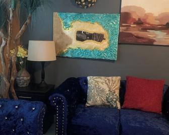 Cozy Home For 4 - North Miami - Living room