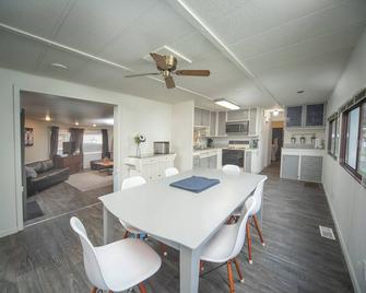 Fully Furnished Crescent Bar Home! - Quincy - Dining room