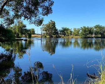 Country Escape! Cosy Farm Cottage on working Horse property, Large Dam - North Dandalup - Vista del exterior