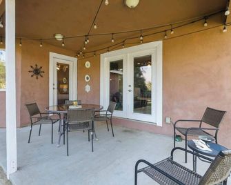 Tulare Vintage Soul House: Pet Friendly, Gym, Bar+ - Tulare - Innenhof