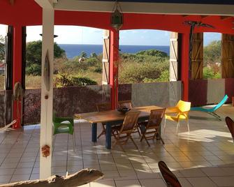 the blue house and its garden - La Desirade - Patio
