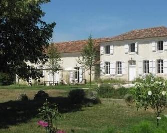 Green Perigord, house, historical monument, 6 rooms, heated pool, tennis court - Champagne-et-Fontaine - Edificio
