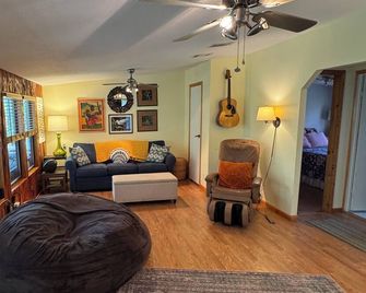 'High On The River' a quaint cabin resting along the upper Steinhatchee River. - Steinhatchee - Sala de estar
