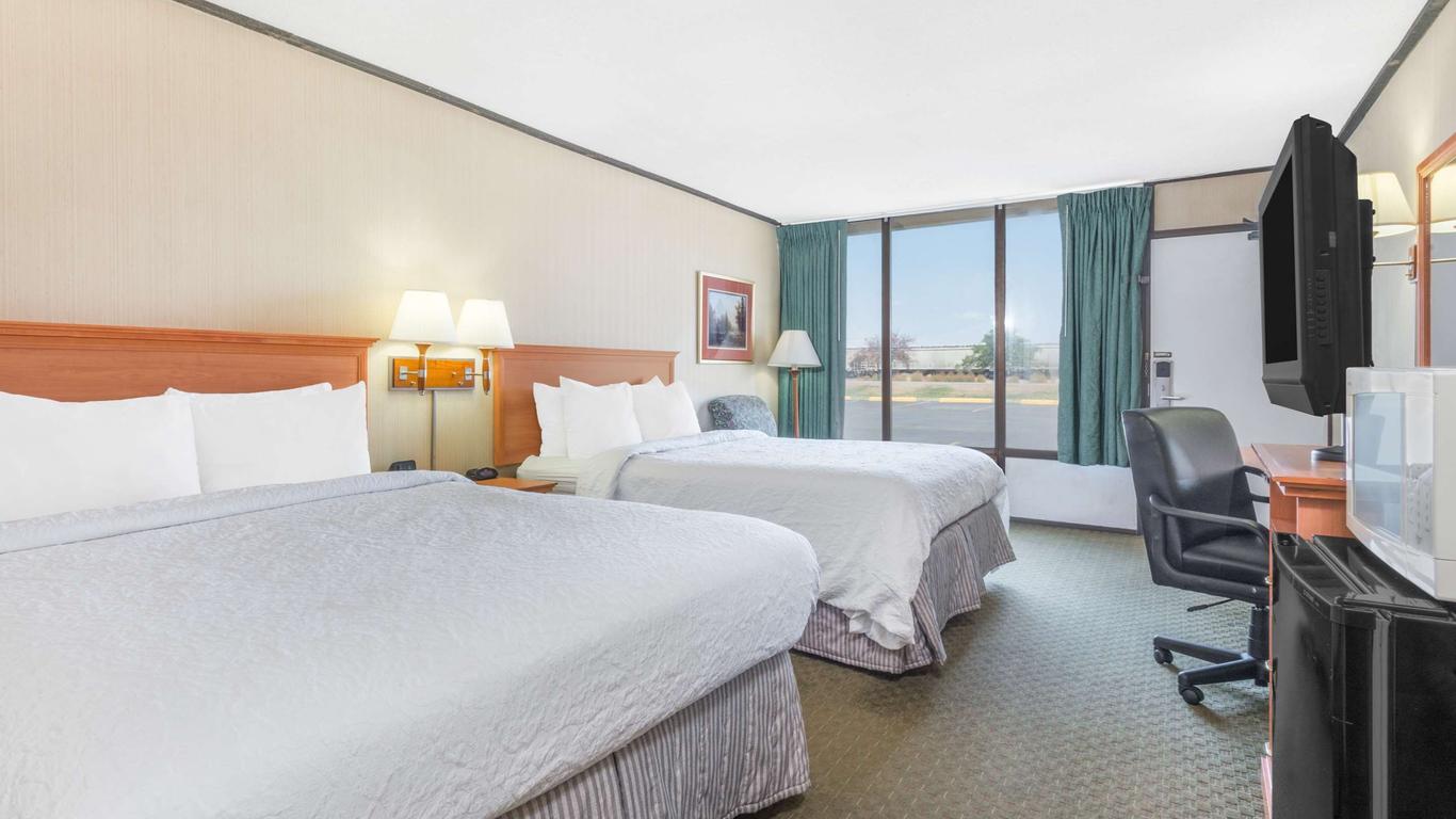 Howard Johnson by Wyndham Gillette