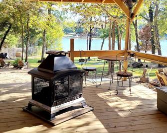 Beautiful Cabin for Two on Cedar Creek Lake - Mabank - Patio
