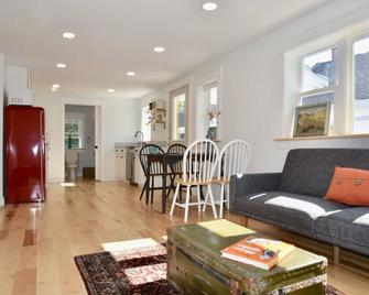 2king Bed Br Private Apt Downtown Brunswick - Brunswick - Living room