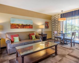 Carlton Oaks Lodge, an Ascend Collection Hotel - Santee - Вітальня