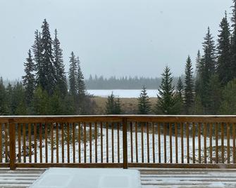 Spirit Winds private lakefront Chalet - 100 Mile House - Balcony