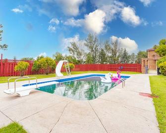 Where Luxury Retreat meets Convenience! - Tottenham - Pool