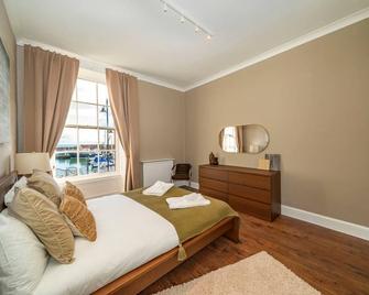 Nautical And Nice! Harbourside Living At 1 Shore - Arbroath - Schlafzimmer