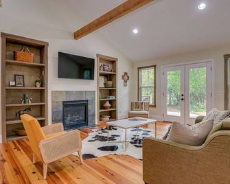 Stylish & Tranquil Cottage just minutes from downtown Aiken and Bruce's Field. - Aiken - Living room