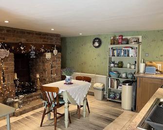 Spacious Self Contained Studio Apartment - Free Wi-Fi & Parking - Altrincham - Dining room