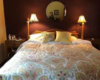 Large home on private 14 acre redwood meadow - Gualala - Habitación