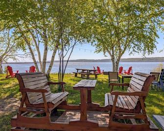 Studio 6 | 2 Min Waterfront | Bbq & Fireplace - Sainte-Anne-de-Beaupré - Patio