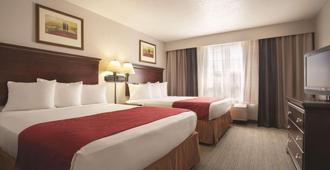 Country Inn & Suites by Radisson Moline Airport - Moline - Bedroom