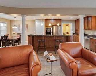 Quiet, Spacious & Convenient Ranch Home Just Southeast Of Downtown No Pets - Kokomo - Living room