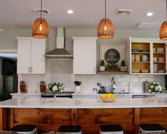 NEW! Elegance on The Farm -Limitless Amenities •Pool •Hot Tub •Fish Pond +more! - Ronks - Kitchen