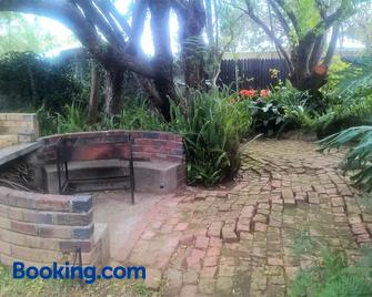 Cedar Lodge Guest House - Robertson - Building