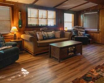 Nature's Bounty Cabin- Explore, Relax, Reconnect home - Kernville - Salon