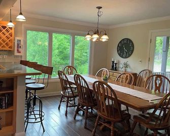 House at Maple Ridge, perfect for long stays. - Monaca - Jídelna