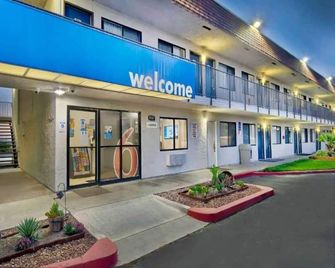 2 Full Beds | Non-Smoking - Palmdale - Building