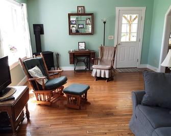 On Sebasco Estates, 4 Bedroom House, Ocean Views, Close to Beaches and Golfing. - Phippsburg - Sala de estar