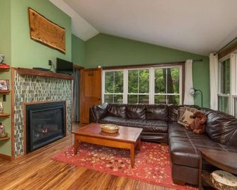 2 bedroom-Riverfront-Fireplace - Pet ok - Pine City - Living room