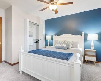 Modern Home Near Interstate, making it easy to get anywhere in Sioux Falls. - Sioux Falls - Bedroom