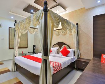 OYO Aum Health Resort - Vadodara - Bedroom