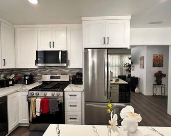 Home Away from Home: 2BR House with Modern Comforts in San Fernando! - San Fernando - Kitchen