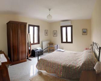 Idyllic air-conditioned villa with mountain views. Nature, villages & vineyards. - Castiglione Messer Raimondo - Bedroom
