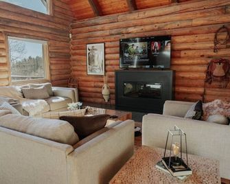 Cozy Cabin Getaway Above Park City With Hot Tub - Coalville - Sala de estar